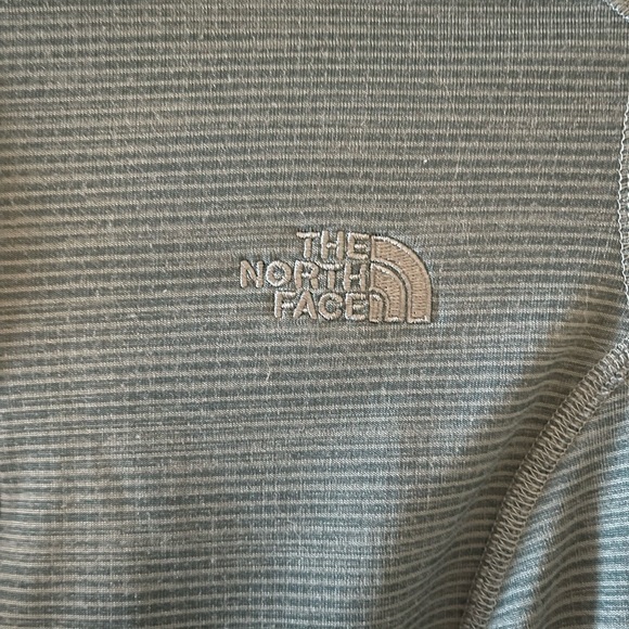 The North Face 1/4 zip • Womens Small - Picture 6 of 6